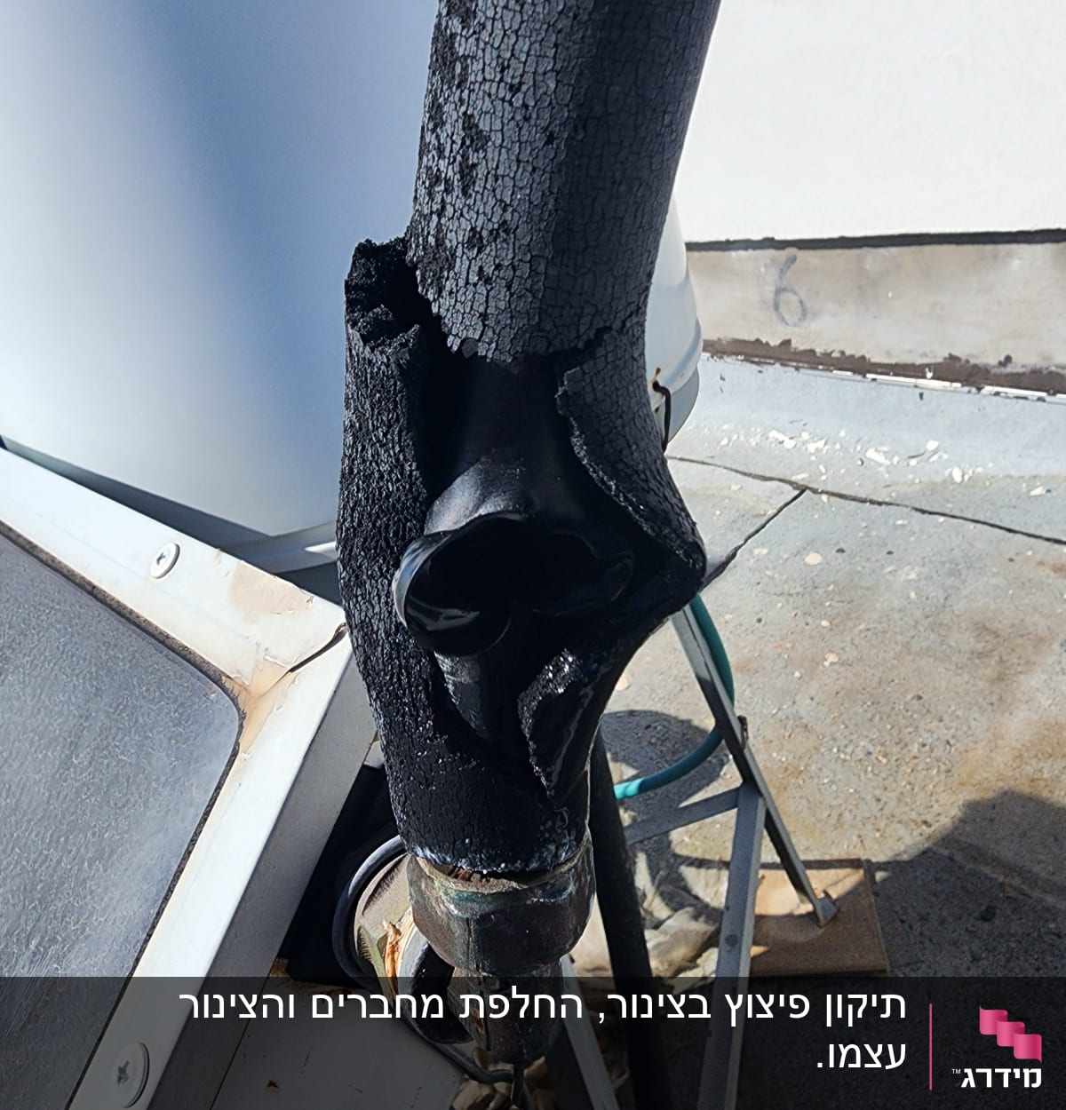 צינור מבודד פגום מחובר לדוד שמש על גג